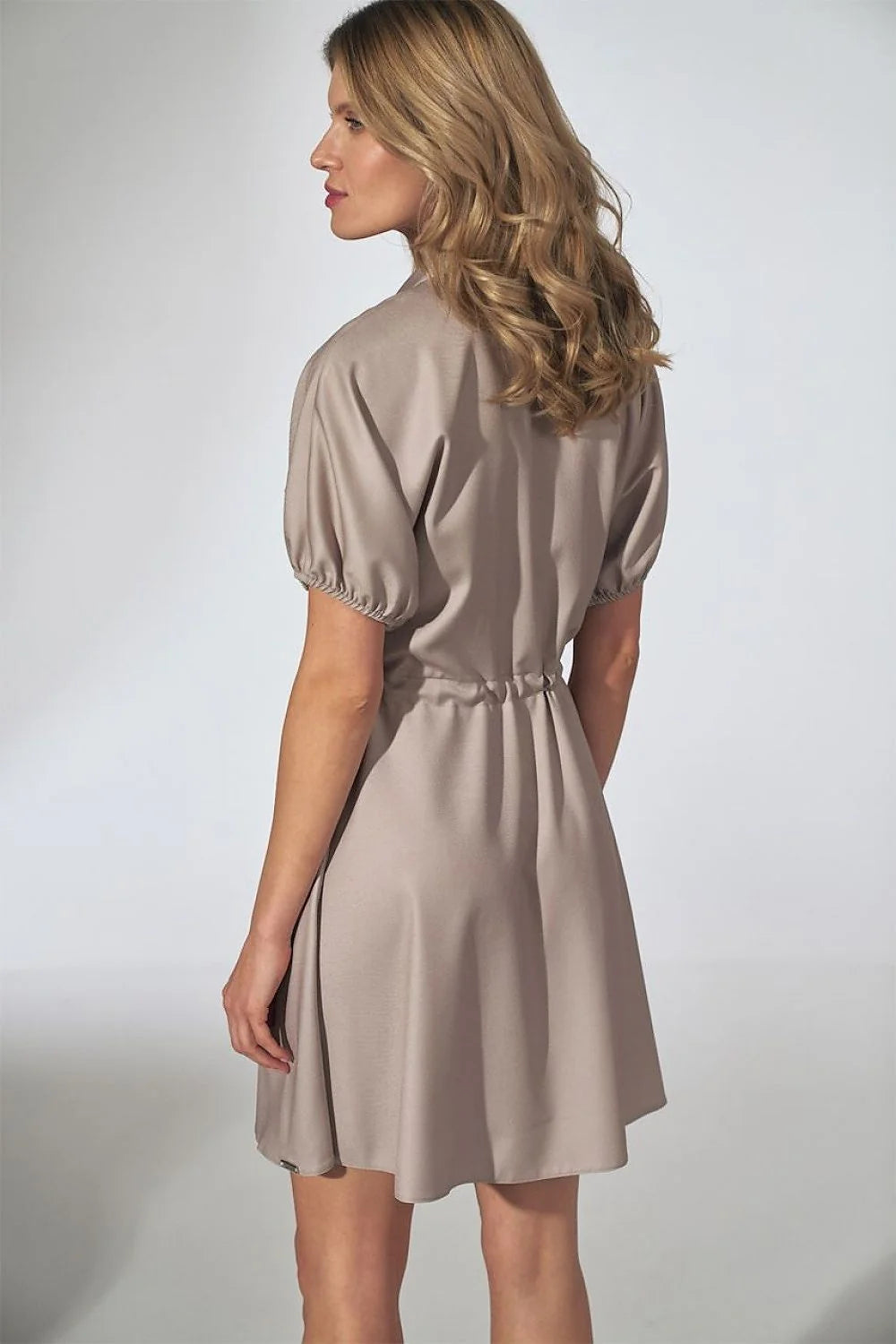 Robe satinée élégante rose saumon manches bouffantes col classique ceinture intégrée style raffiné femme