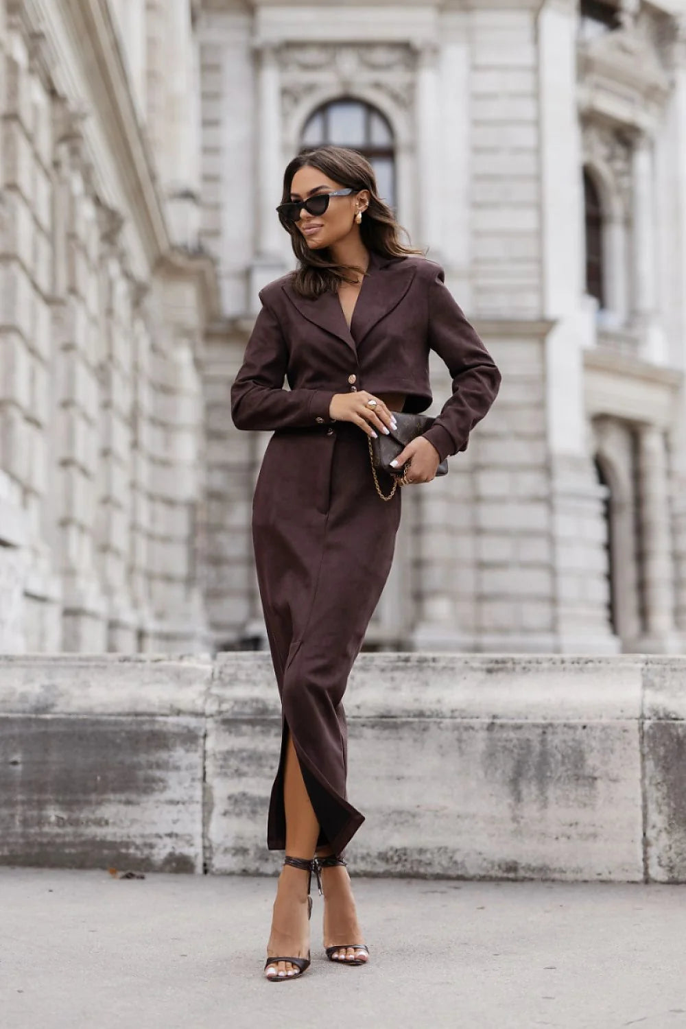 ensemble WARRIS bronze suédine marron blazer croppé col revers bouton unique jupe crayon taille haute fente frontale