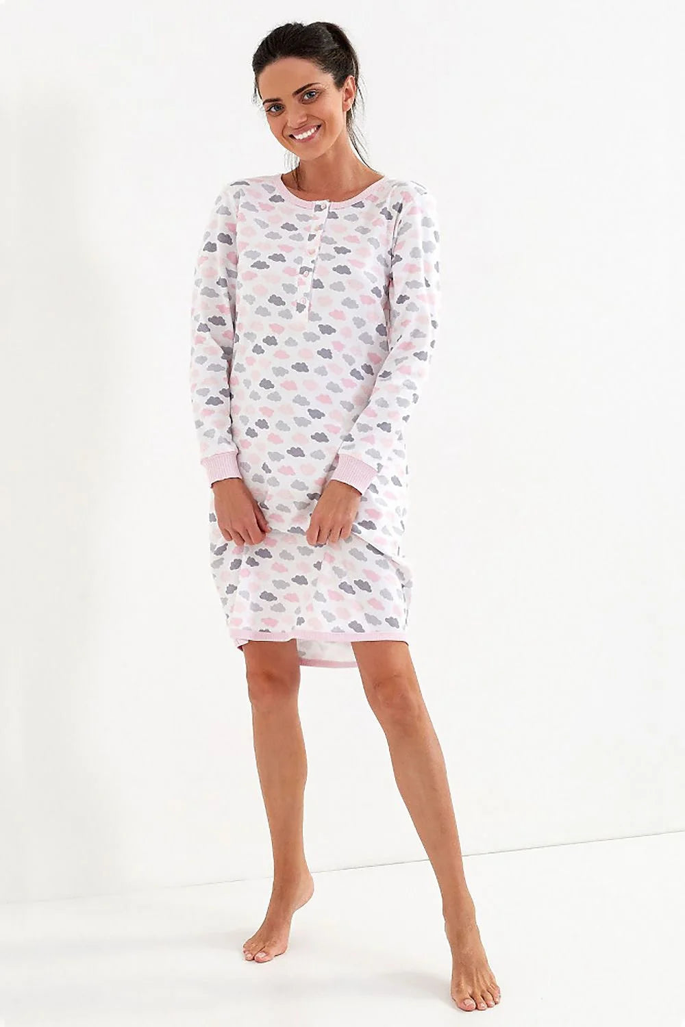 Chemise de nuit Cana en coton 100% manches longues motif nuages roses et gris douillette et confortable pour femme