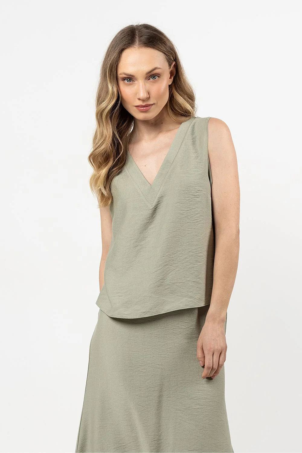 Ensemble féminin chemisier awama vert sauge haut sans manches jupe évasée matière naturelle style épuré confort élégance