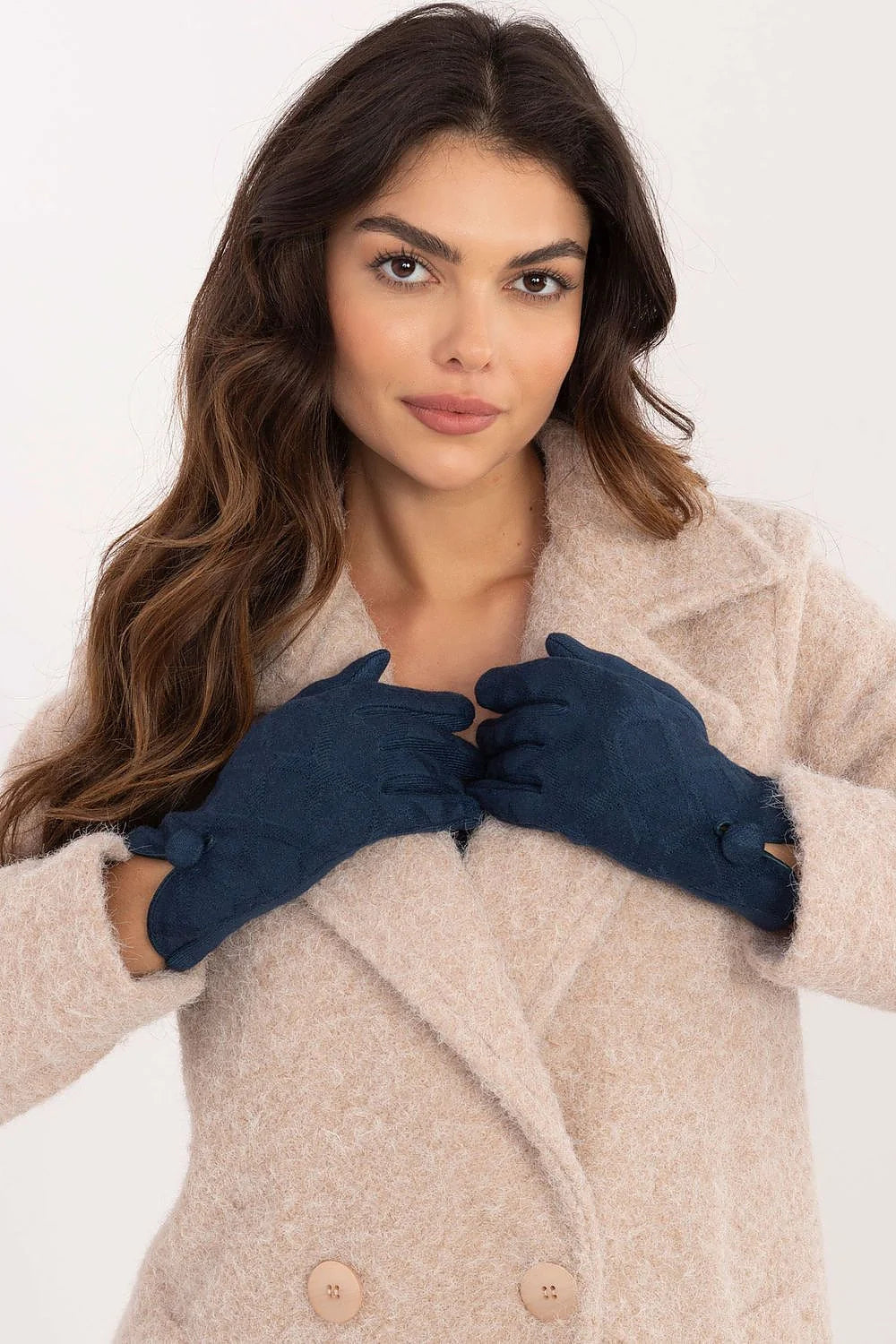 Manteau et gants élégants pour femme beige clair et bleu marine, design classique, coupe ajustée, boutons décoratifs, texture douce, mode intemporelle