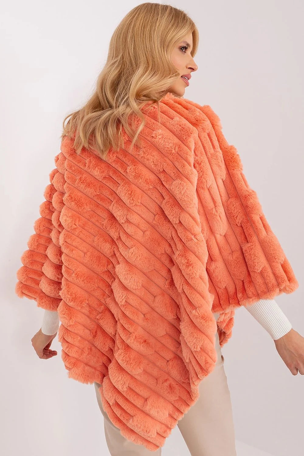 Poncho femme fausse fourrure orange vif coupe ample manches longues col rond silhouette trapèze
