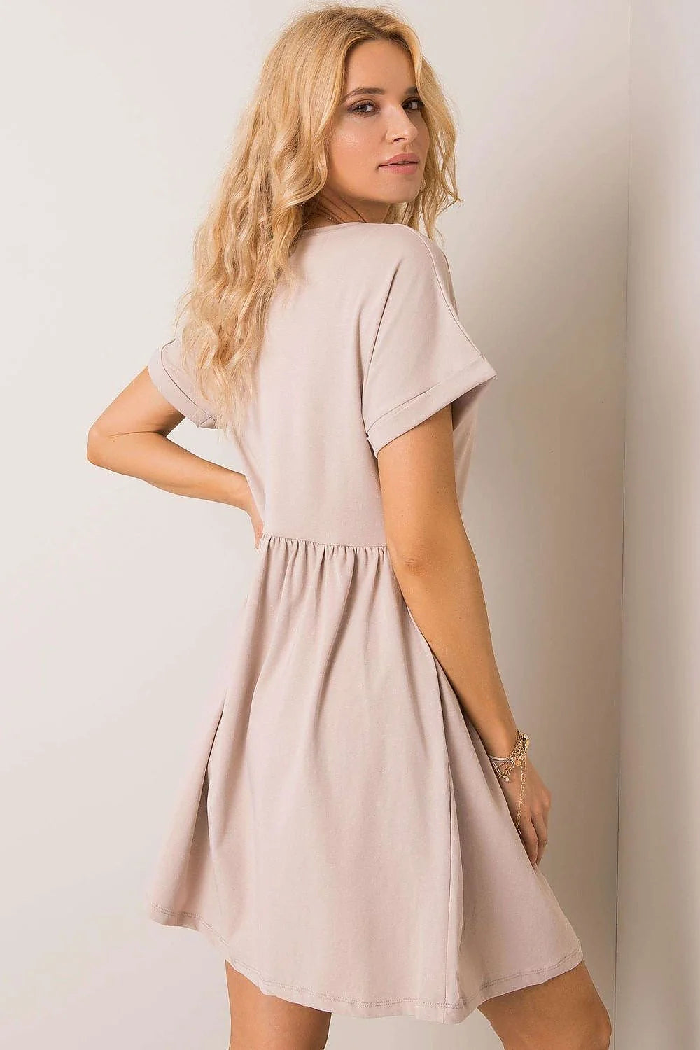Robe de jour féminine style minimaliste ample col rond manches courtes couleur beige taupe clair femme