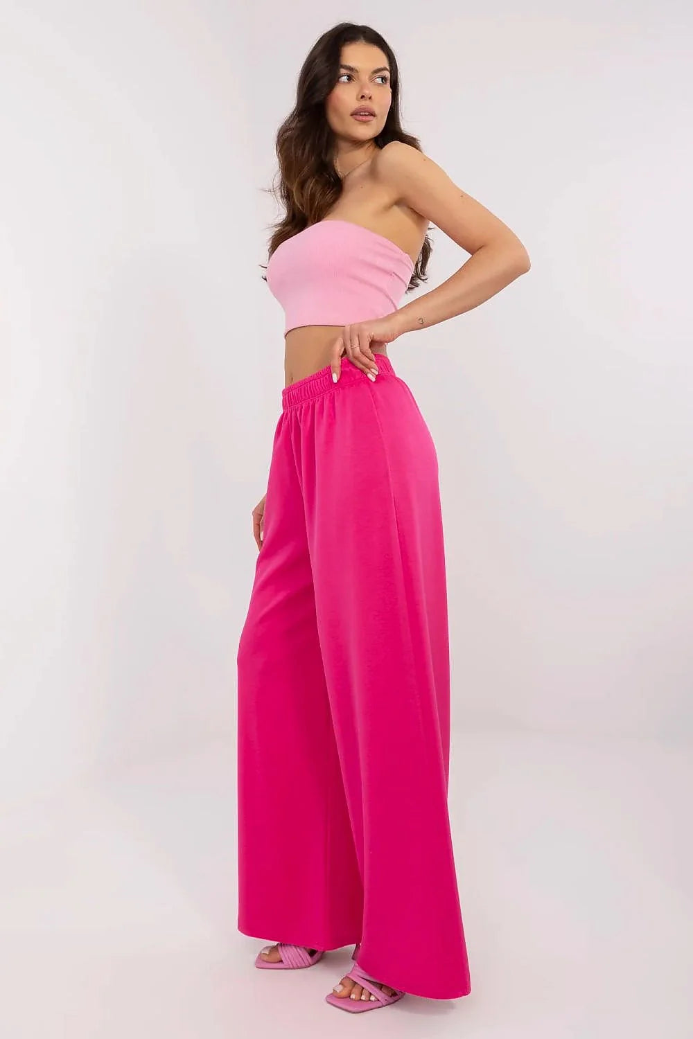 Tenue deux pièces mode féminine haut bandeau maille côtelée rose pastel pantalon large tissu fluide rose vif femme occasion décontractée été