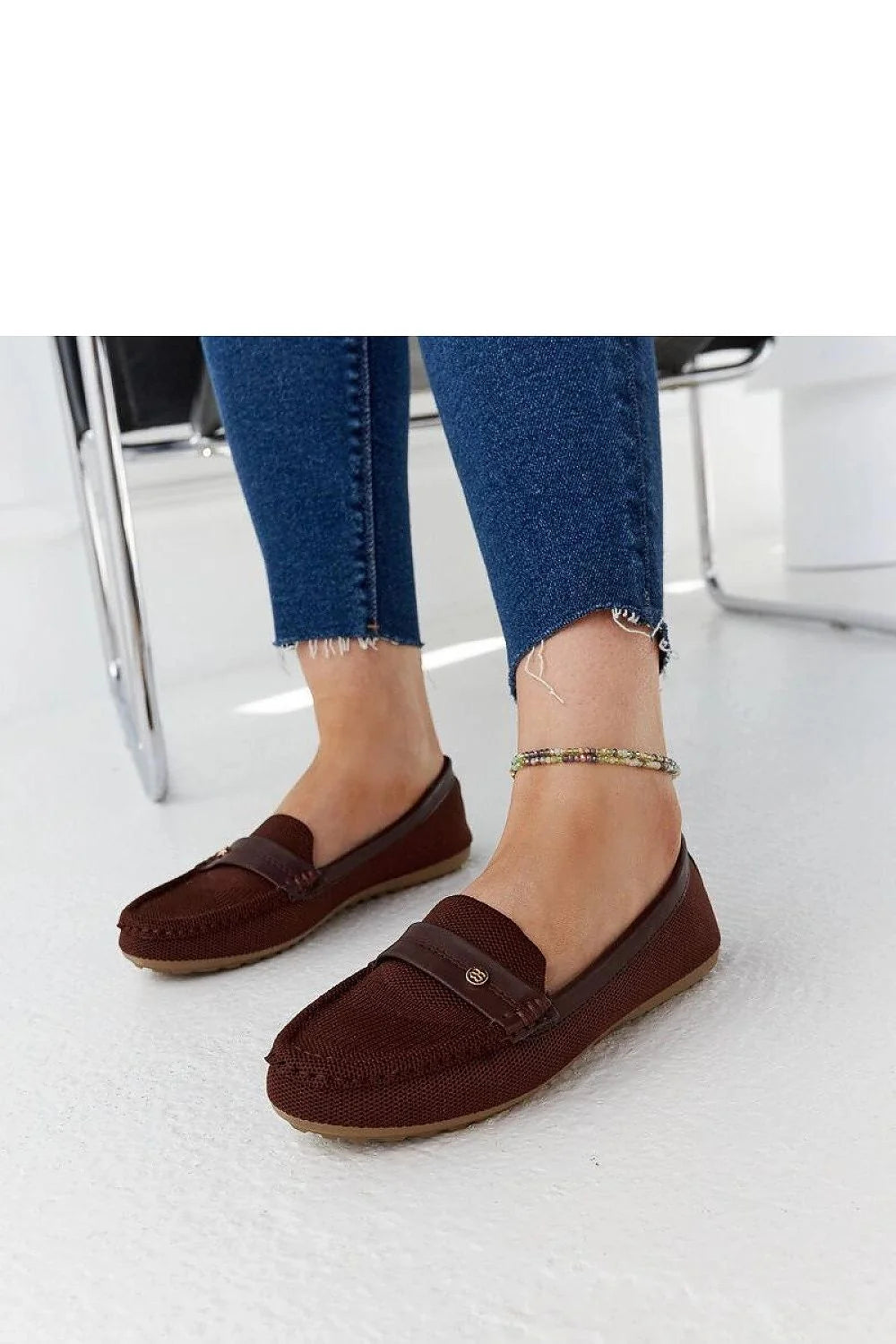 mocassins femmes marron chocolat textile tressé cuir synthétique mors métal rivet semelle caoutchouc antidérapante profil plat slipon léger
