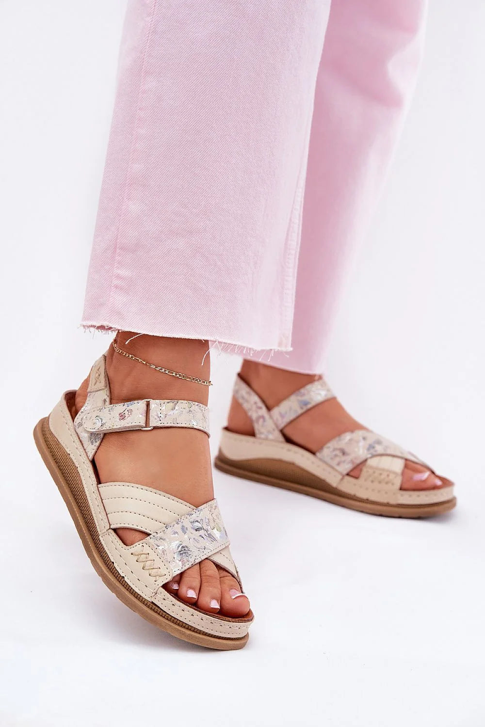 Sandales pour femmes style estival en cuir naturel compensées plateforme 3.5 cm fermeture Velcro sangles croisées beige floral