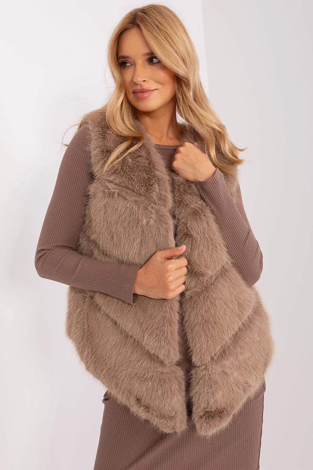 Gilet sans manches en fausse fourrure taupe, style moderne élégant, coupe confortable, occasions multiples, femmes