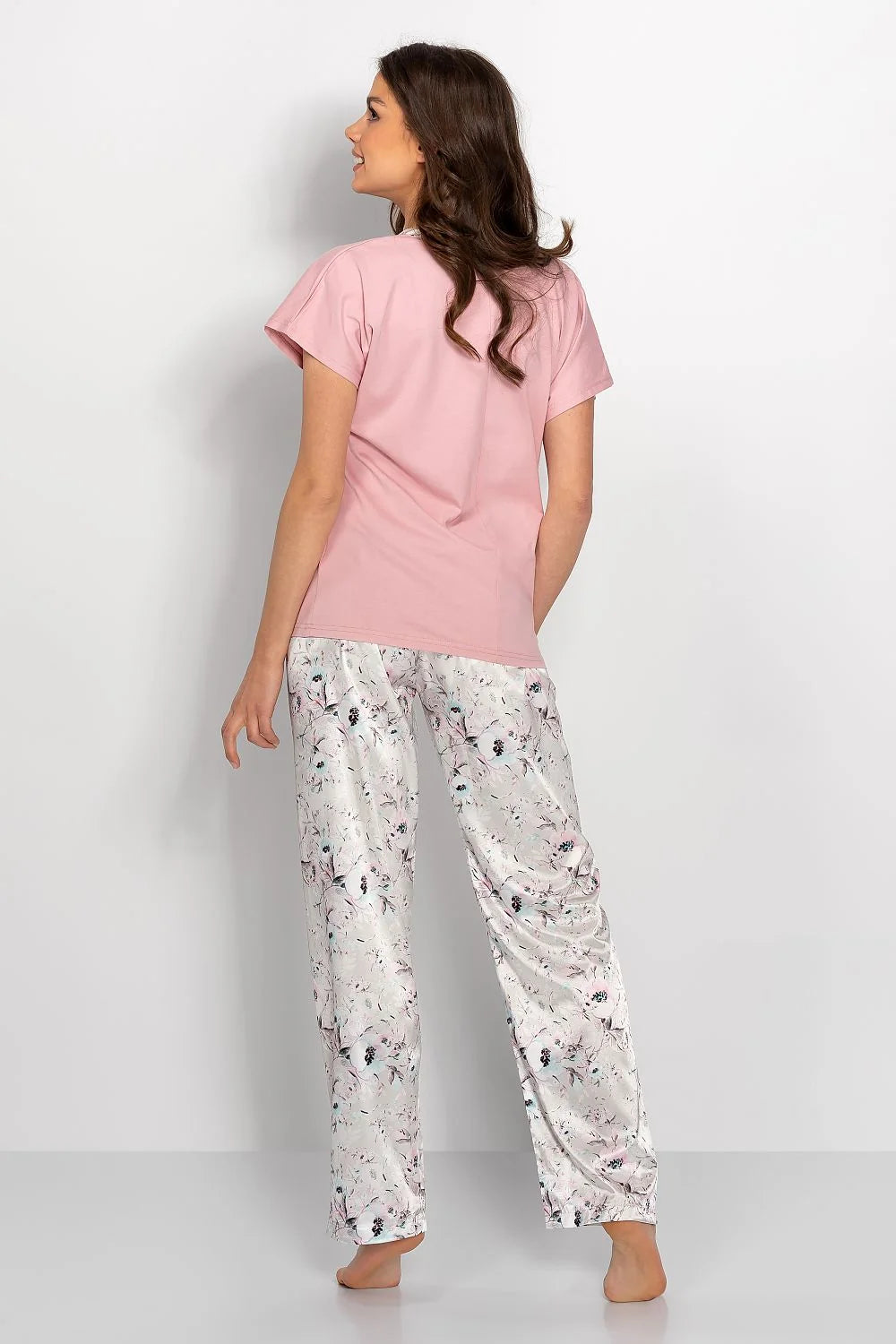 Pyjama deux-pièces satin coton élégant confortable motifs floraux rose pâle col V femme