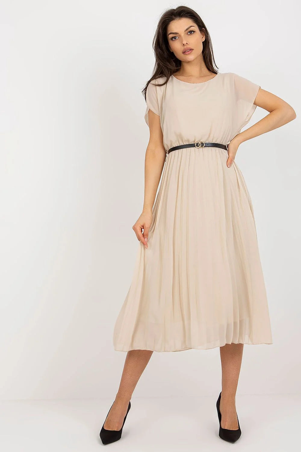 robe cocktail midi plissée beige champagne chiffon légère manches kimono courtes encolure ronde taille marquée ceinture noire boucle dorée évasée