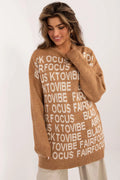 Pull-over femme moderne décontracté col V longues manches couleur marron caramel imprimé texte blanc acrylique doux chaud hiver été tous les jours style trendy