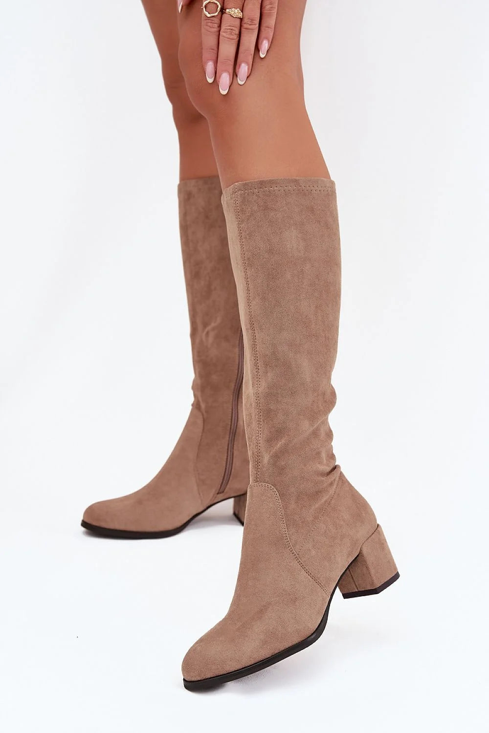 bottes hautes femme suédine taupe montantes genou arrondi talon bloc confortable doublure fourrure douce fermeture éclair latérale semelle contrastée noire