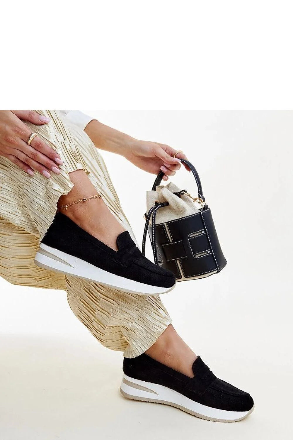 mocassin femme daim noir suédine texturée semelle plateforme blanche insert beige compensée confortable maintien slipon arrondi surpiqûres élégance casual chic