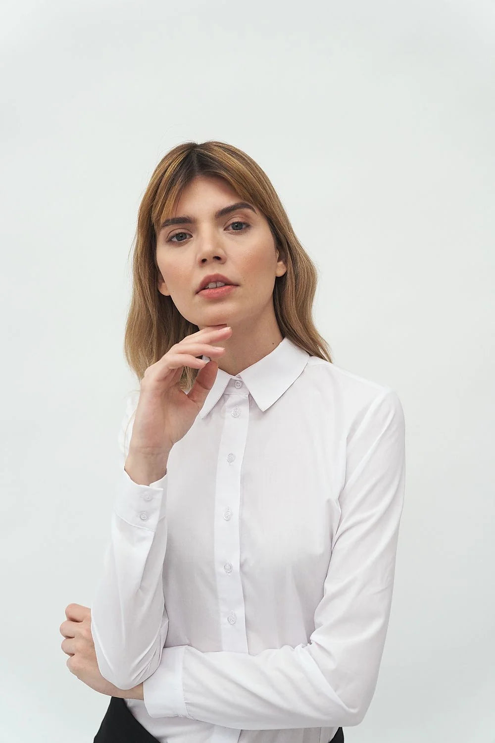 Chemise femme blanche coton polyester élégante ajustée vintage classique versatile poignets boutonnés chic