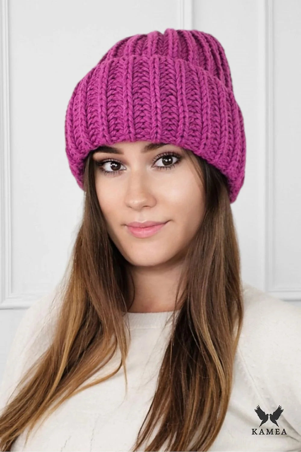 Bonnet d'hiver tricoté en laine, acrylique, couleur framboise, style beanie, front repliable, doublure polaire, femmes, mode, vêtement, hiver, confort, élégance, style moderne