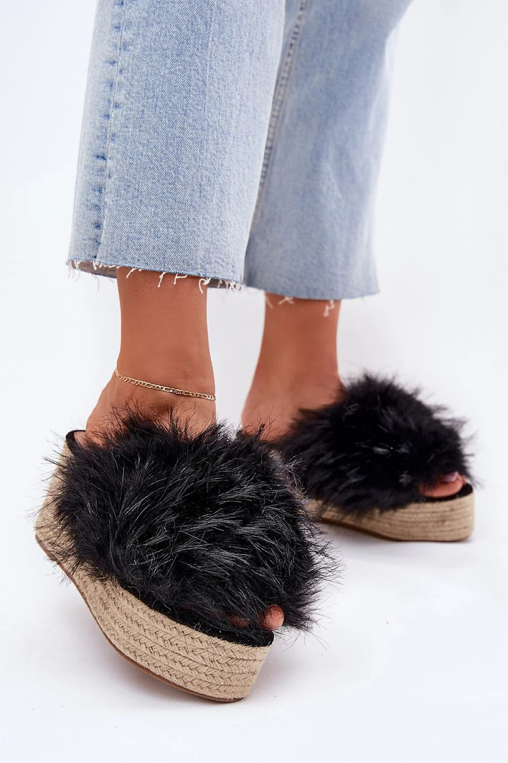 Sandales compensées pour femme style moderne audacieux fausse fourrure noire semelle tressée été 2023