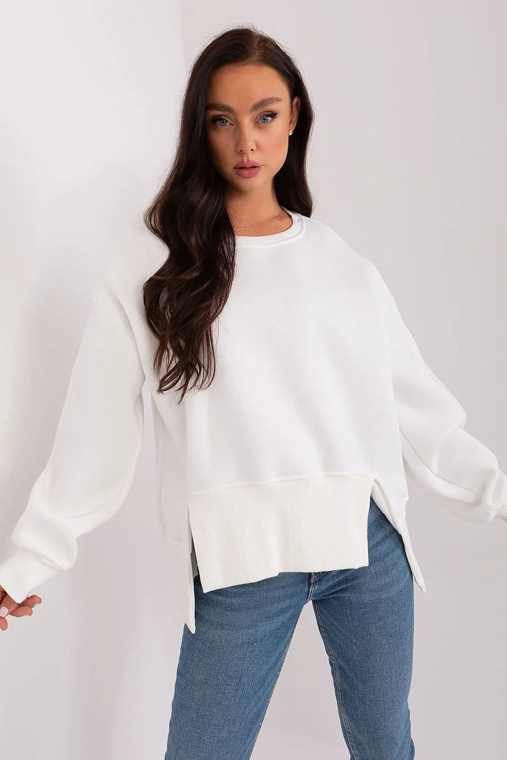 Sweatshirt pour femme en coton blanc oversize manches longues encolure ronde finition côtelée asymétrique moderne