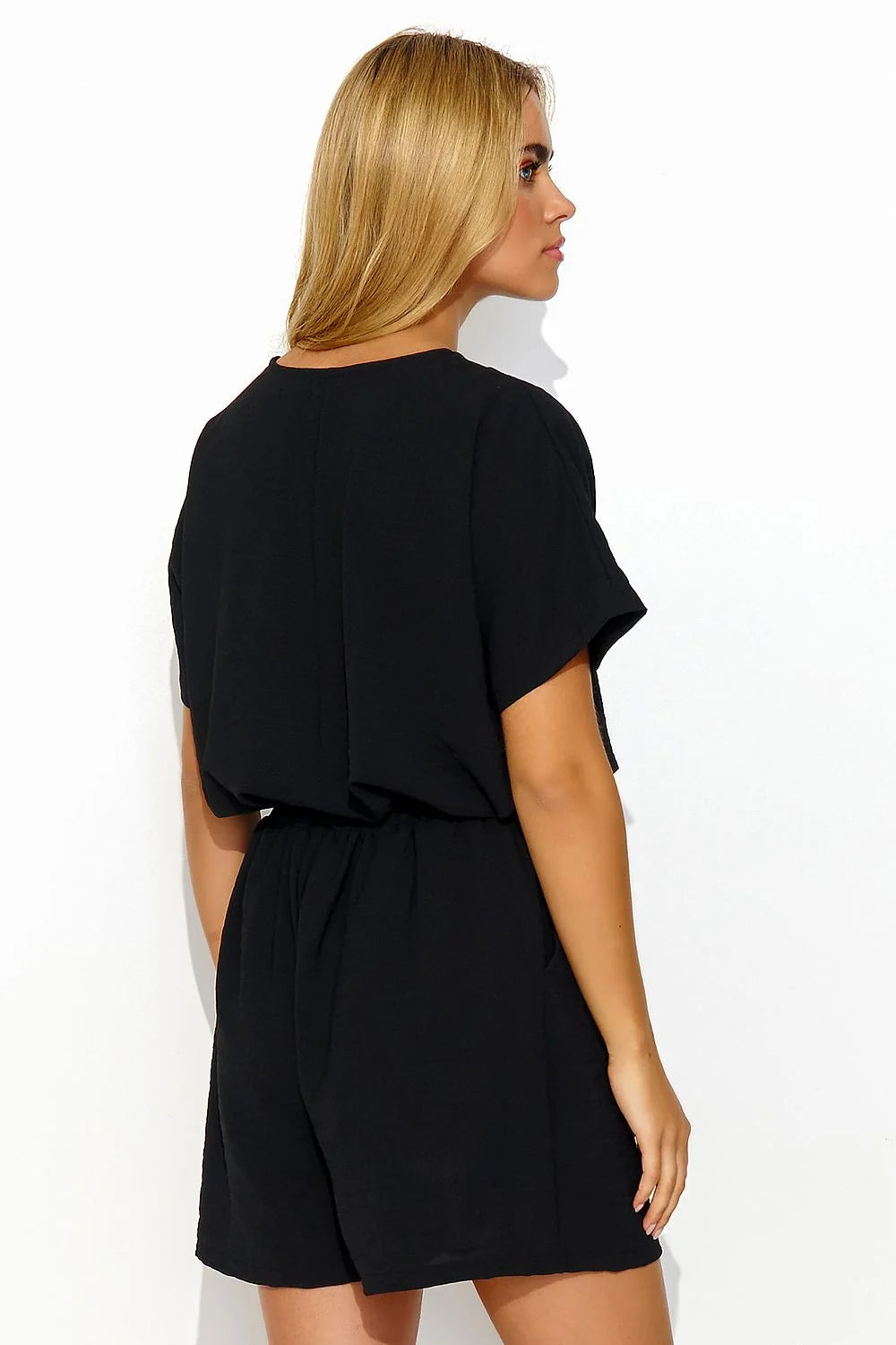 Combinaison féminine noire Makadamia en tissu léger manches courtes col V taille élastiquée poches latérales modernes casual versatile femme