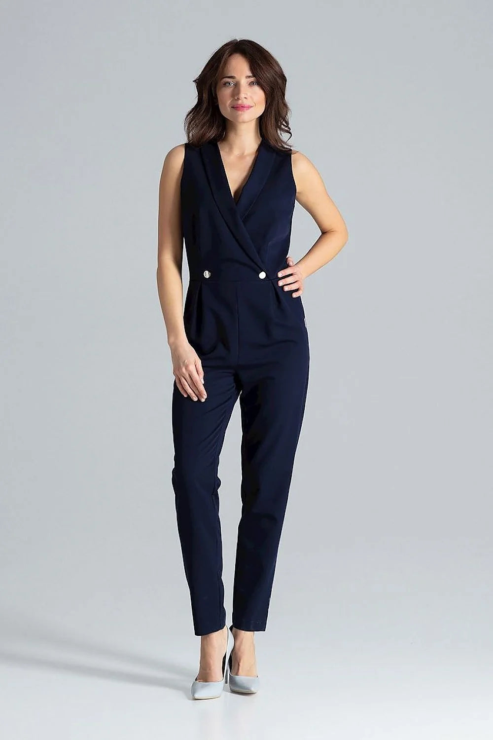 Combinaison femme sans manches vert émeraude revers étroits encolure enveloppe boutons métal polyester viscose coupe ajustée élégance professionnelle soirée