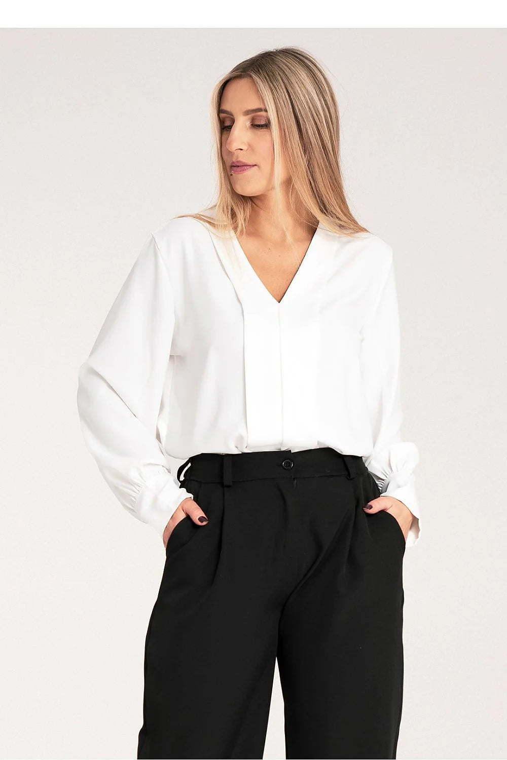 chemisier femme élégant satin blanc manches longues bouffantes poignets boutonnés col V fluide doux soyeux coupe droite sophistiqué raffiné professionnel