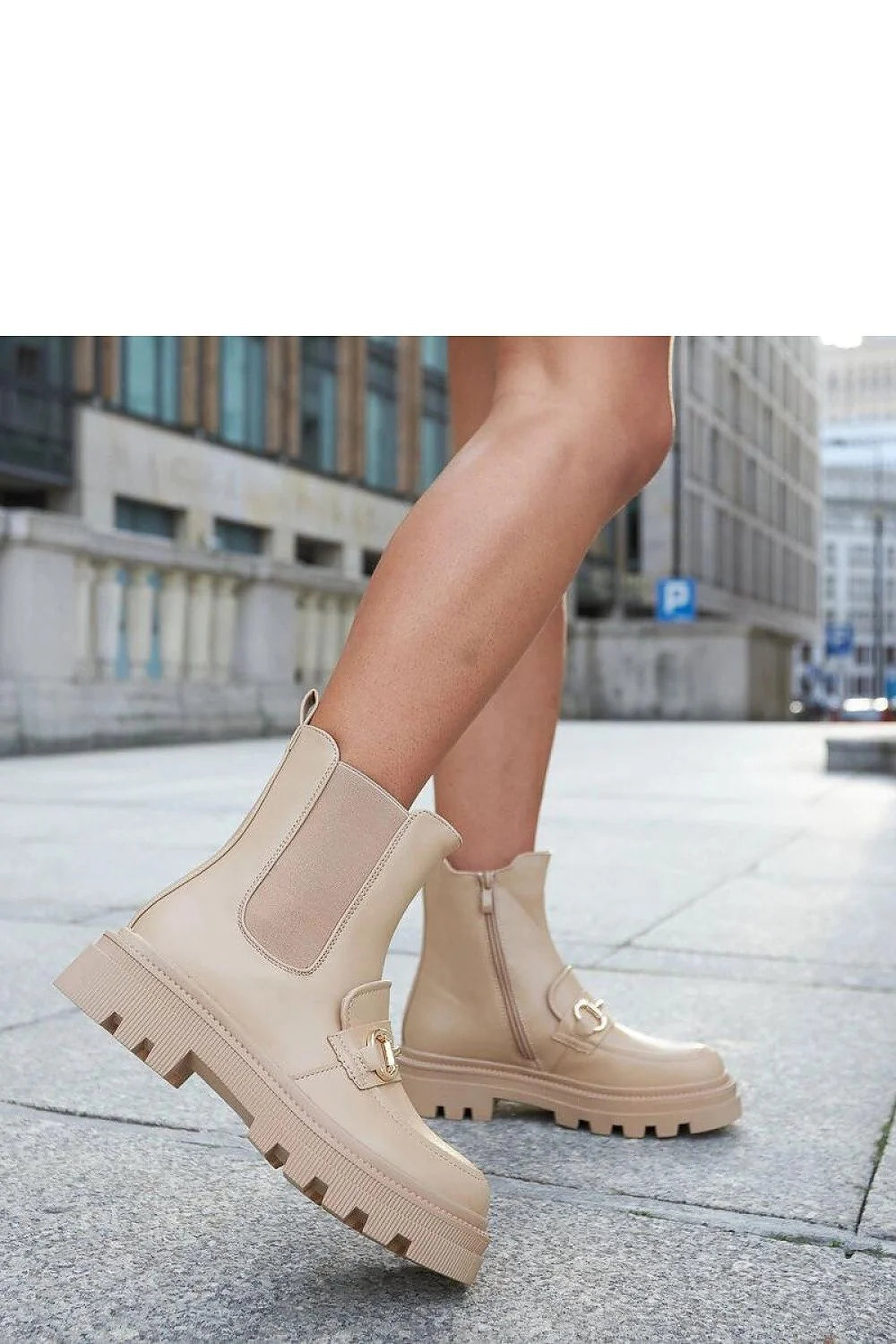 Bottines femme style urbain chic moderne cuir beige élastique latéral semelle épaisse talon haut boucle dorée
