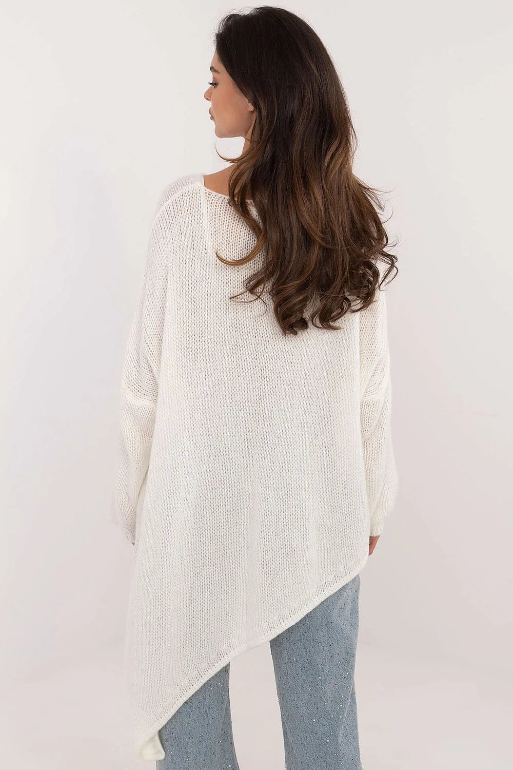 Pull oversize moderne pour femme en maille légère couleur ivoire coupe asymétrique manches longues encolure en V