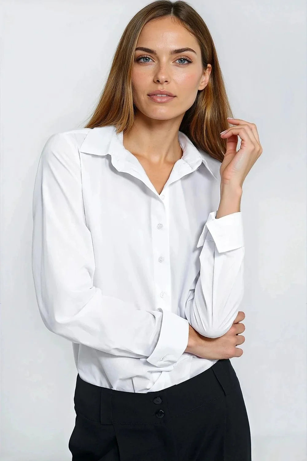 chemise blanche manches longues coupe cintrée col classique boutonnage central poignets boutonnés coton mélangé lisse agréable toucher professionnelle basique dressing