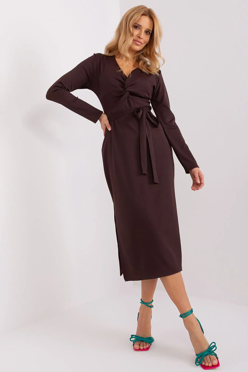 Robe longue féminine marron foncé en V manches longues ajustées ceinture à nouer fentes latérales polyester coton élégante moderne polyvalente pour femmes