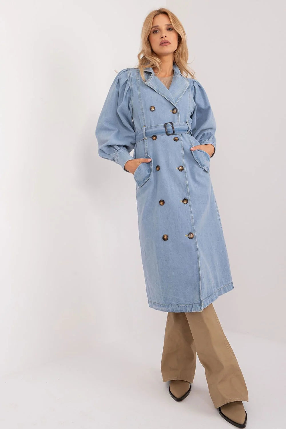 Manteau en denim pour femme trench longue coupe droite bleu clair matériau durable design structuré