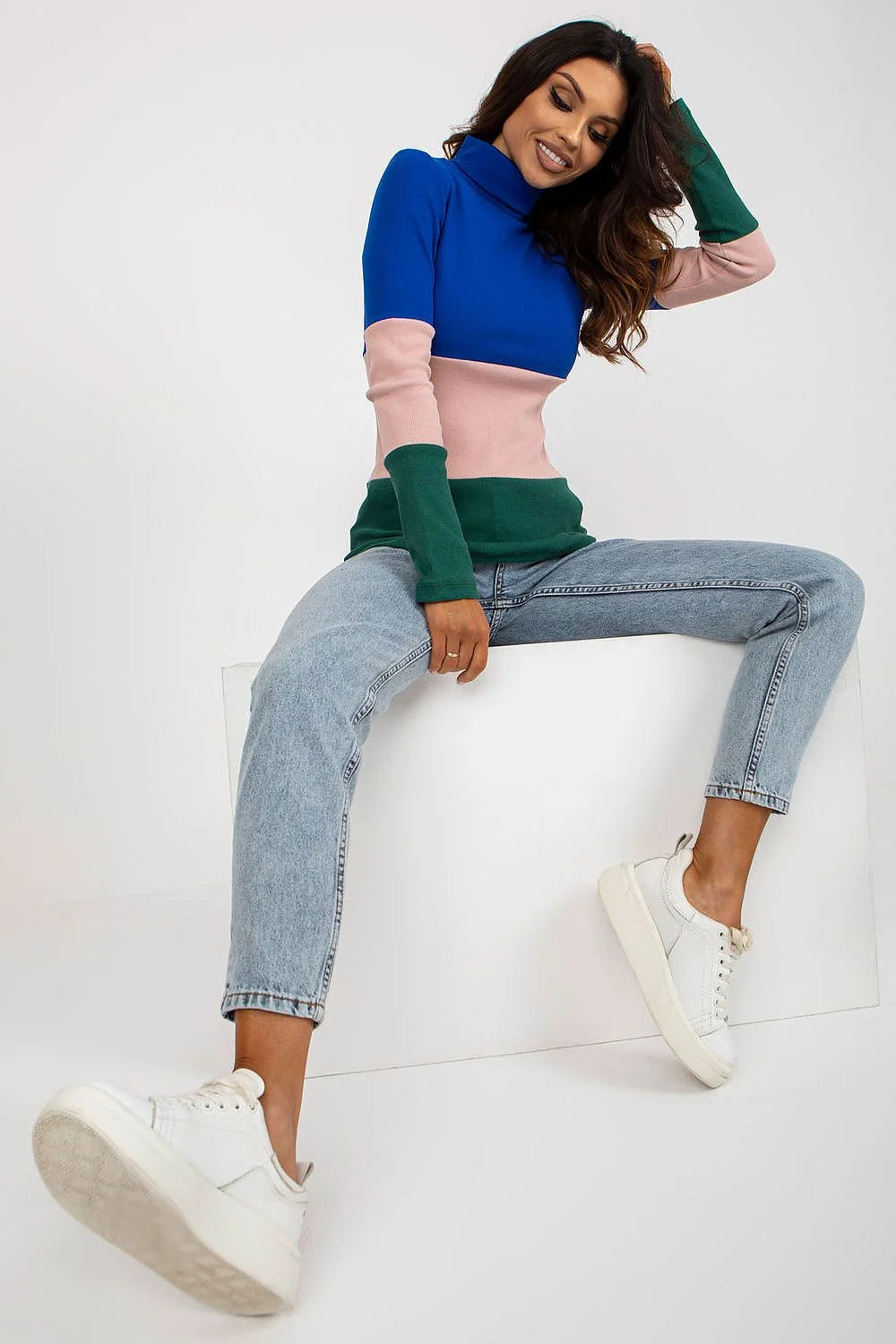 Pull col roulé multicolore maille côtelée coton élasthanne bleu rose vert ajusté manches longues ourlets nets design moderne