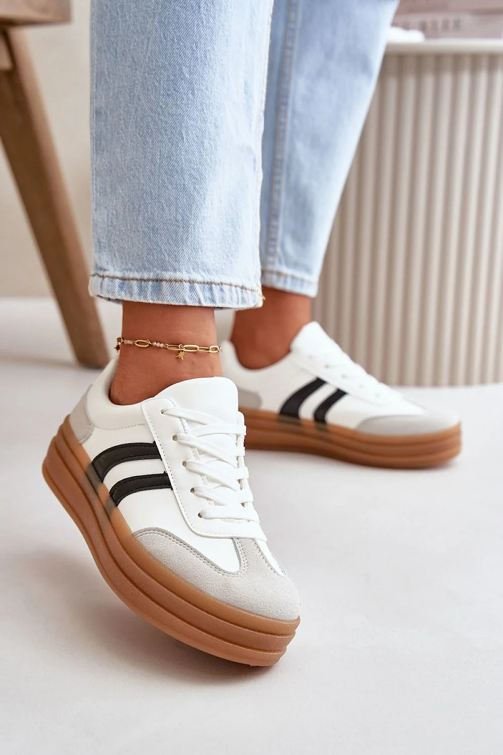 Chaussures de sport Step in style pour femmes, design moderne, semelle plateforme, simili cuir, daim, confort, style urbain, baskets tendance, bracelet cheville or, motifs étoiles, perles, mode féminine