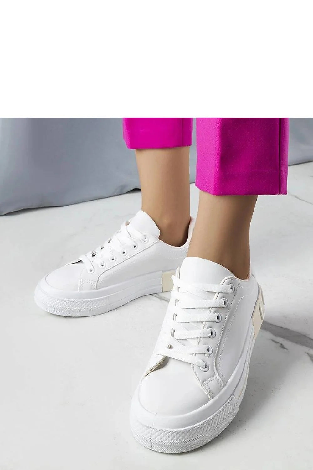Baskets pour femmes design épuré style décontracté couleur blanc beige tige en cuir matière synthétique semelle caoutchouc blanche