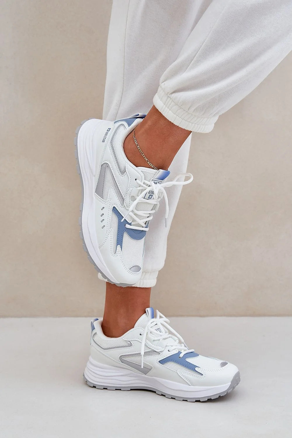 Chaussures de sport modernes pour femmes, design sportif, cuir écologique, semelle amortie, confort toute la journée