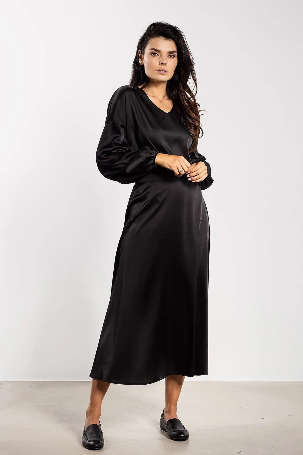chemisier satin brillant noir colV fluide ample évasée manches longues froncées poignets élégant féminin minimaliste léger soyeux
