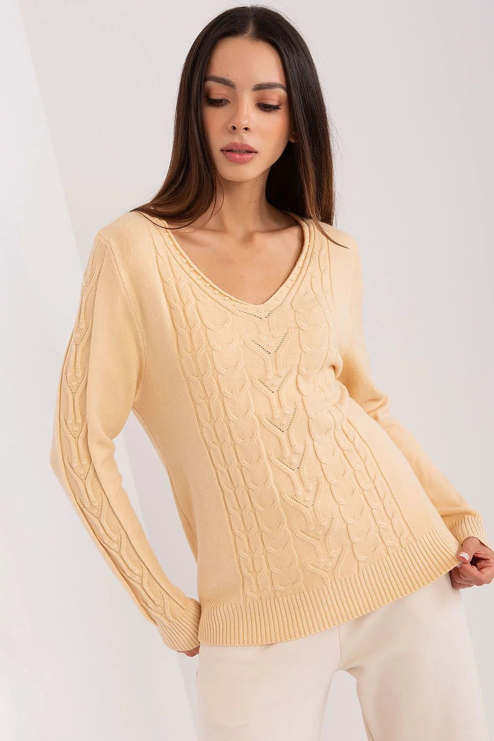 chandail femme beige clair torsadé maille douce confortable colV mancheslongues coupeajustée côtelé ourlet poignets tricot cotonacrylique automne hiver polyvalent élégant