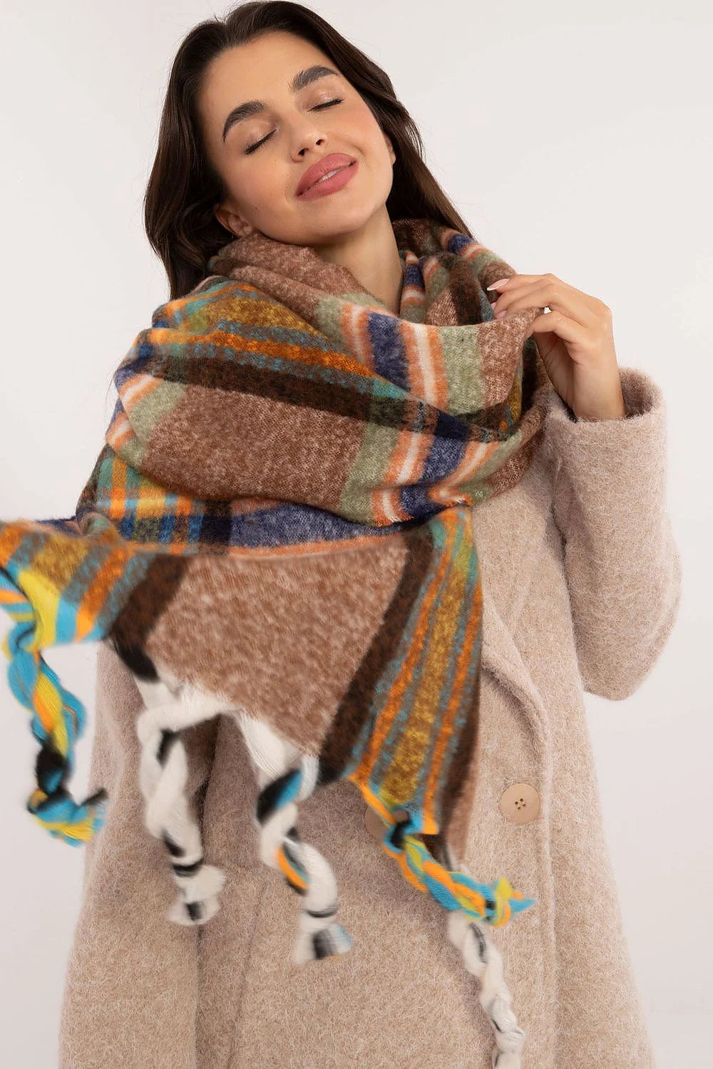 Ensemble vêtements femmes manteau laine écharpe tartan automne hiver beige carreaux multicolore style moderne fonctionnalité
