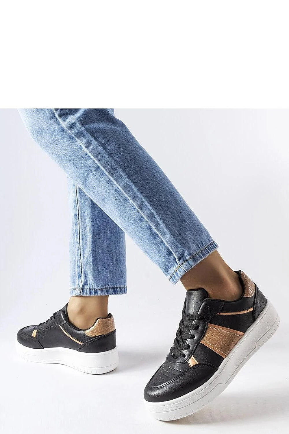 Baskets pour femmes design moderne tendance cuir synthétique noir inserts cuivrés perforations semelle caoutchouc blanche confort style urbain quotidien semi-formel