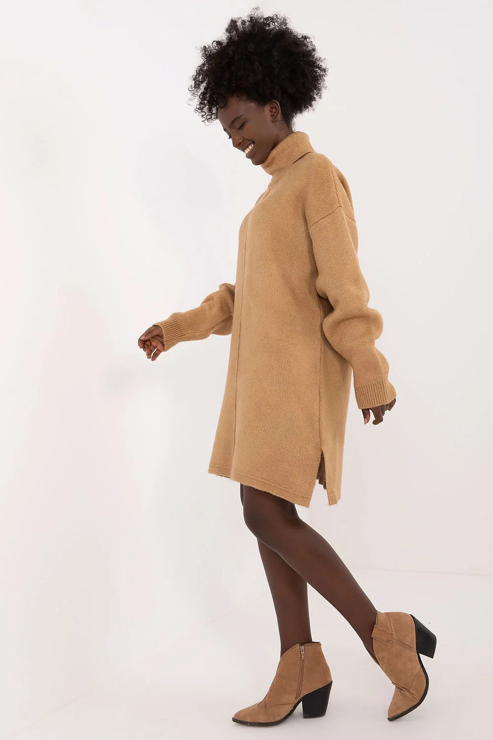 Robe-pull femme design minimaliste beige caramel matériau doux manches longues coupe oversize occasion quotidienne