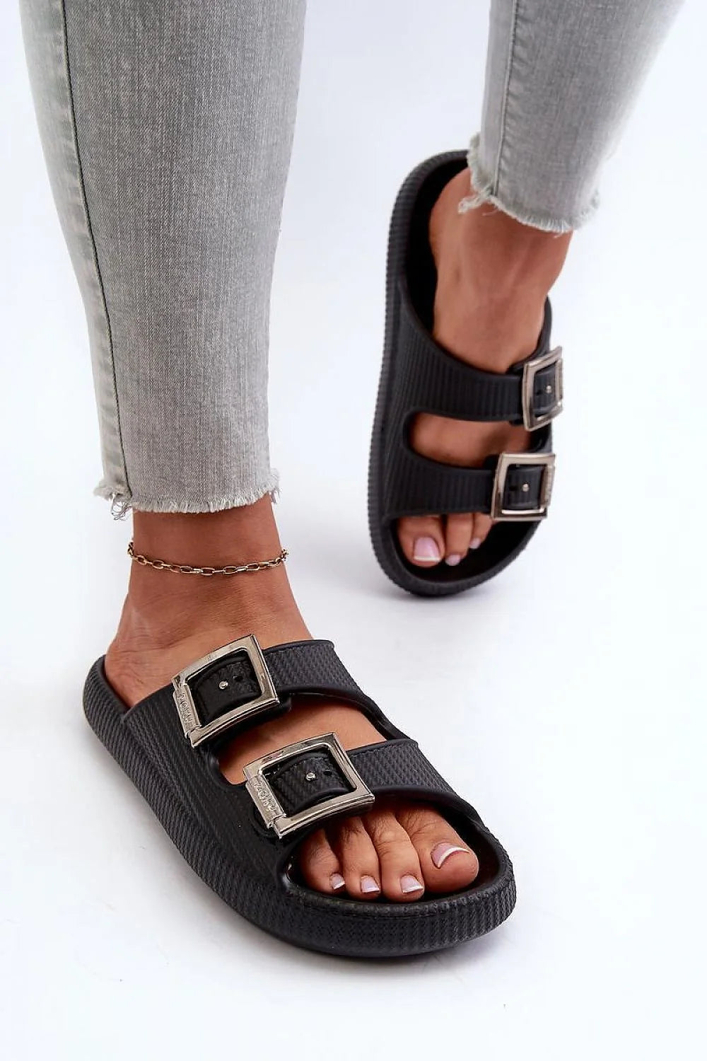 Claquettes sandales femmes style décontracté ZAXY semelle piano mousse ajustables brides métalliques noires argentées été confort