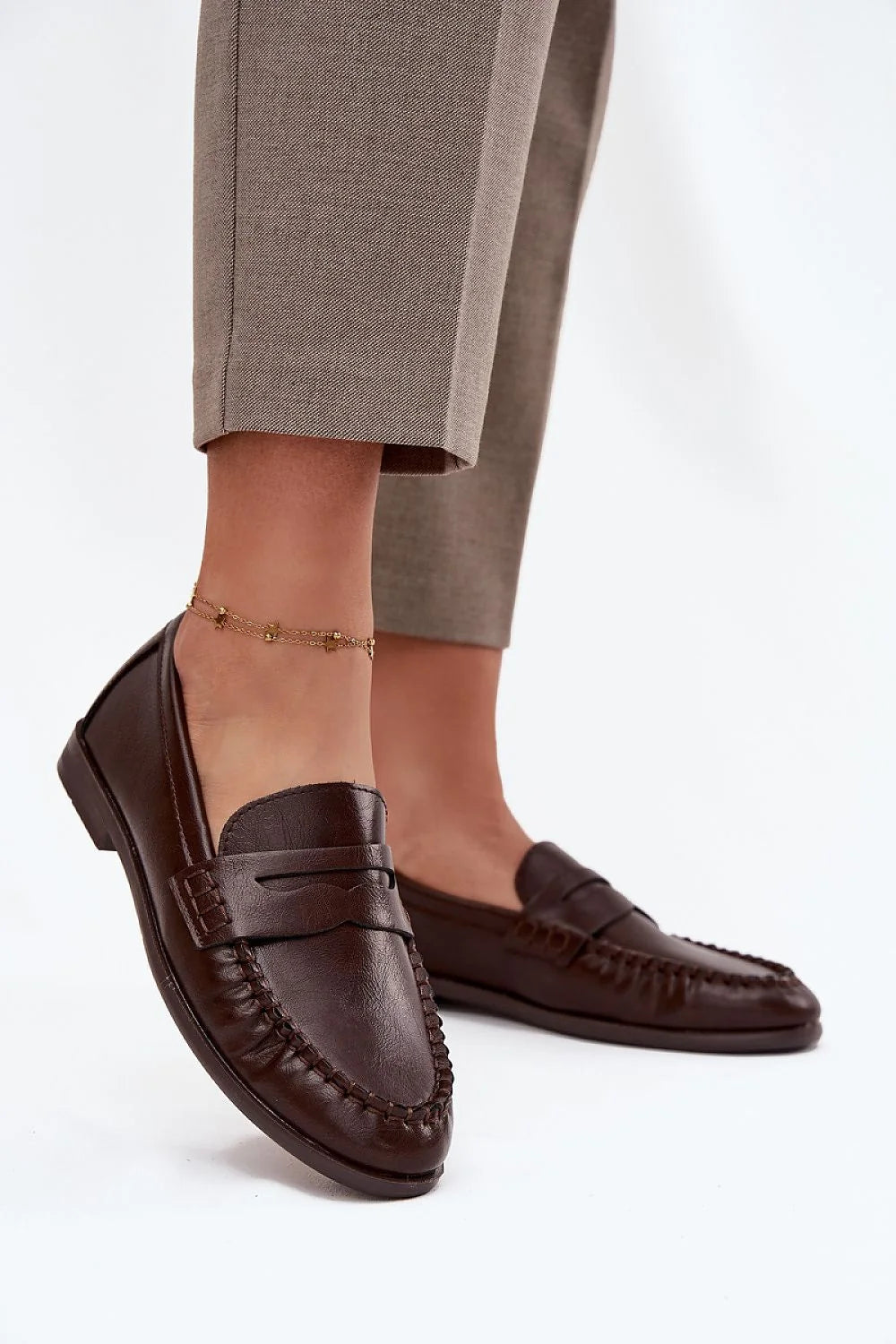 mocassins femme similicuir marron chocolat slipon bout arrondi talon bas semelle basse coutures passant découpé élégant subtil polyvalent confortable