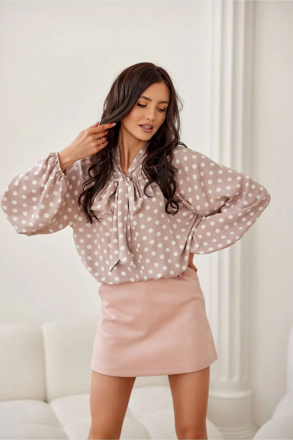 chemisier jupe fendue Roco Fashion élégant moderne ajusté coupe douce matière motif pois blanc beige lavallière manches bouffantes resserrées poignets