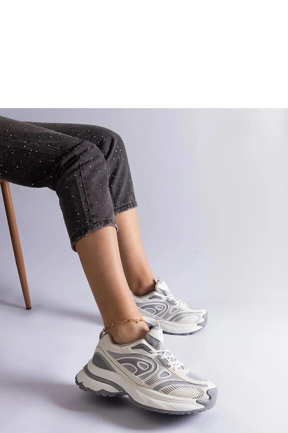 Baskets pour femmes design moderne sportif gris clair et blanc confortables lacets cuir synthétique athleisure respirant