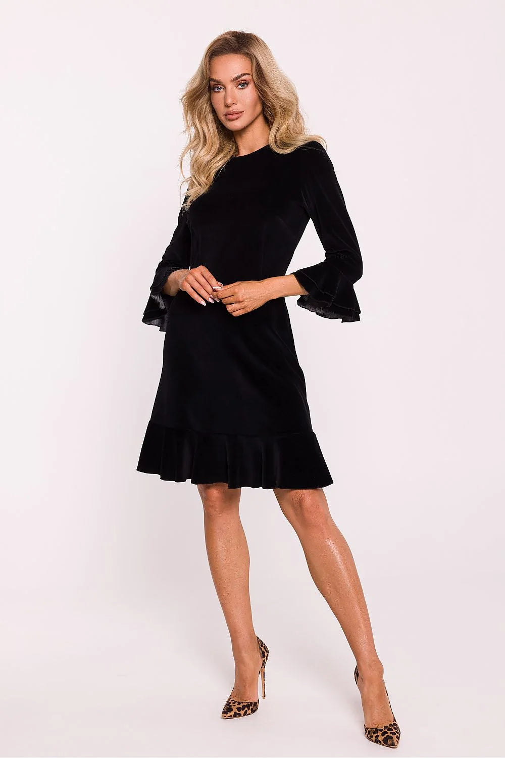 robe jour élégante velours maille noire col rond manches troisquarts volants taille ajustée jupe évasée ourlet volanté longueur genou