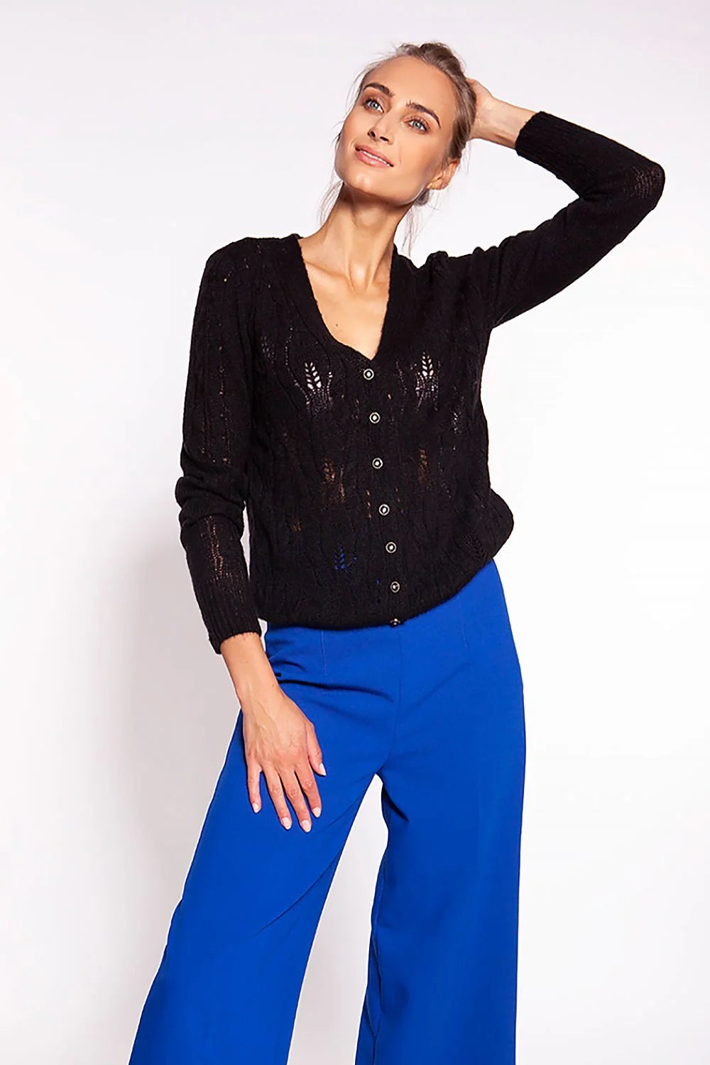 cardigan femme maille torsadée ajourée gris clair col V manches longues boutons noirs brillants côtelés coupe légèrement ample