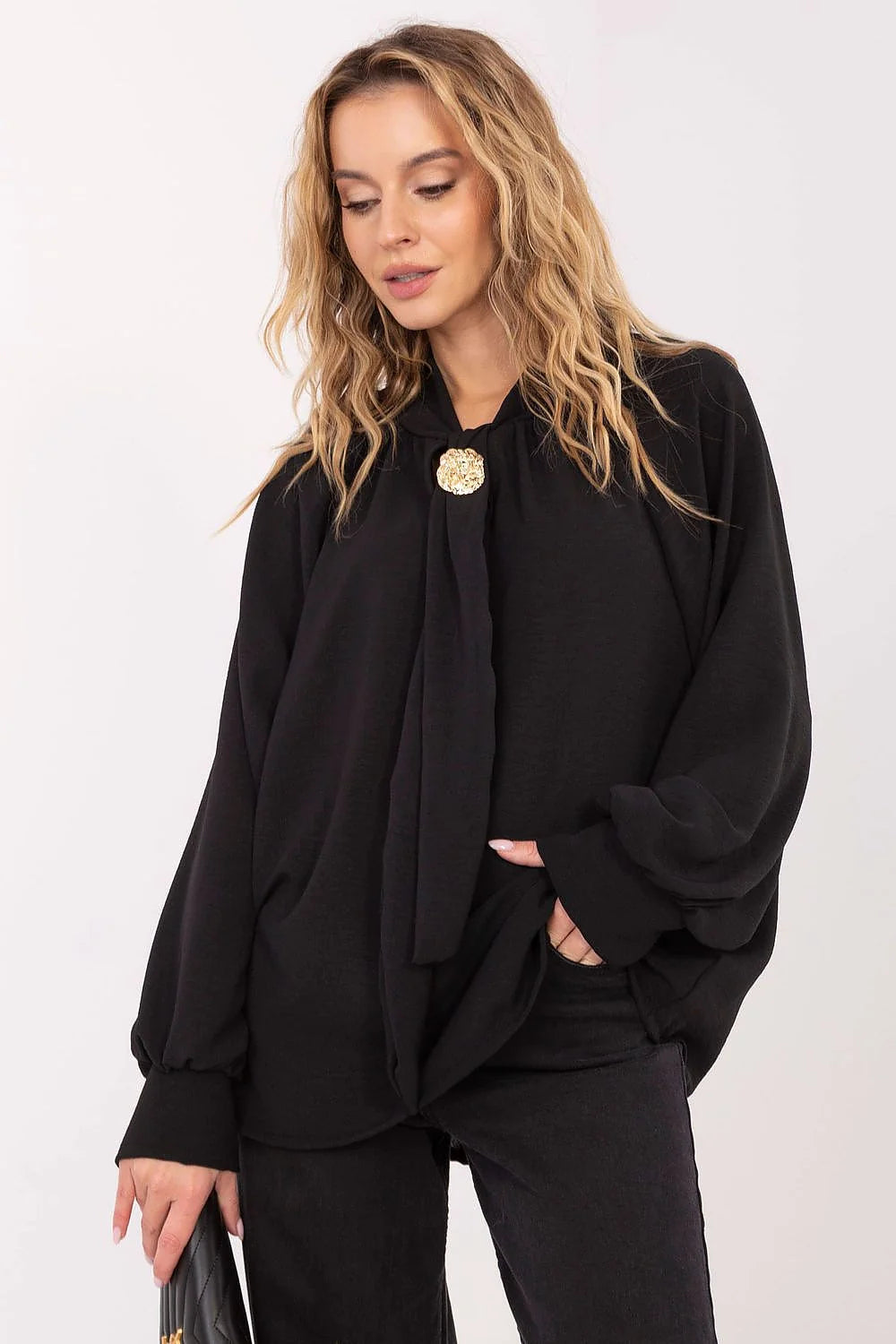 chemisier femme viscose fluide noir oversize manches ballon longues poignets resserrés col lavallière ajustable laçage broche dorée élégant
