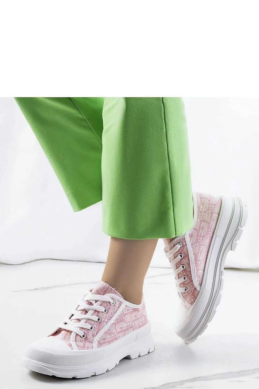 Baskets mode femmes tissu rose motifs géométriques lacets blancs semelle caoutchouc blanche confortable coupe basse occasion estivale