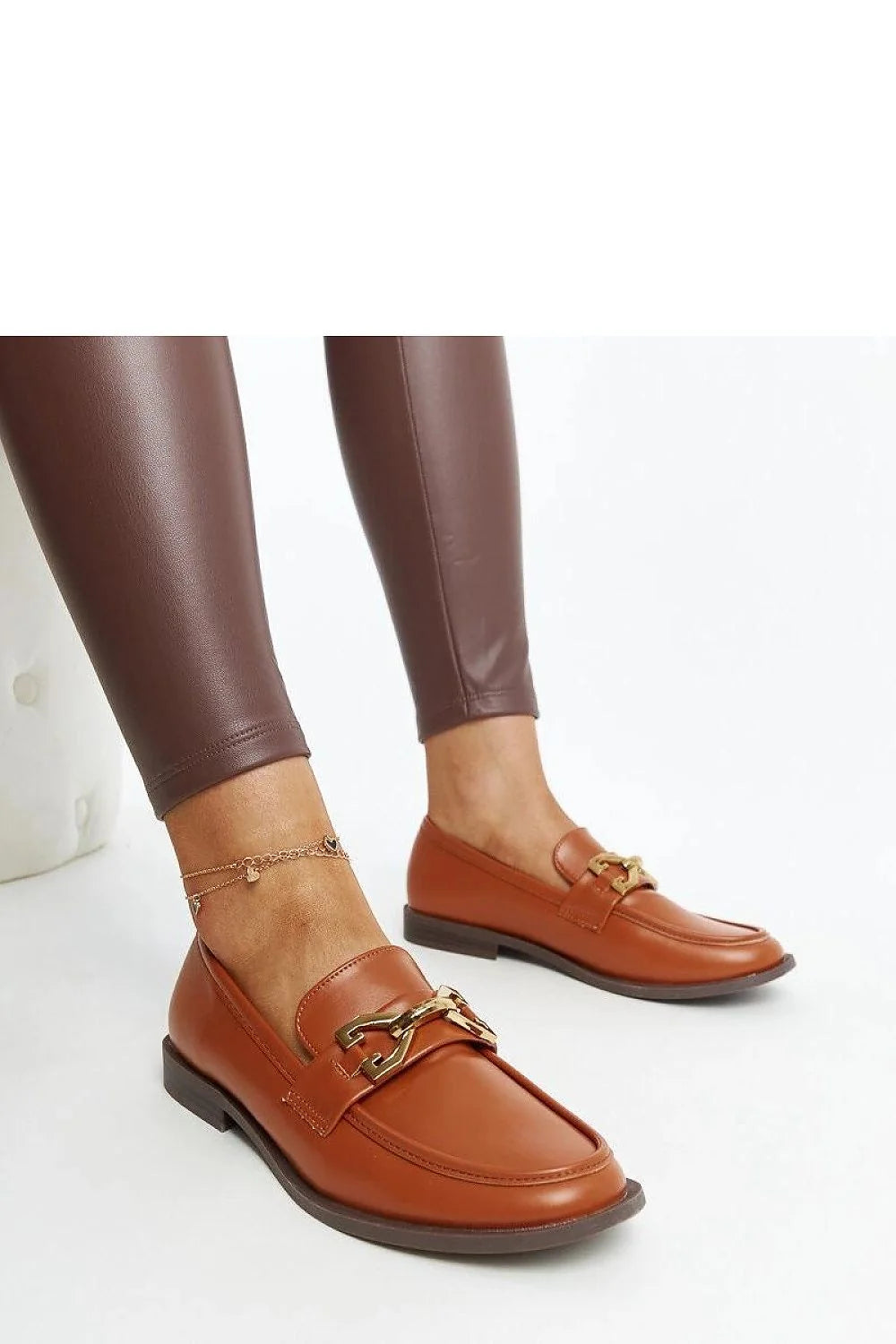 mocassins cuir lisse poli cognac brun femme bout arrondi semelle caoutchouc plate bride boucle dorée maillon sophistiquée