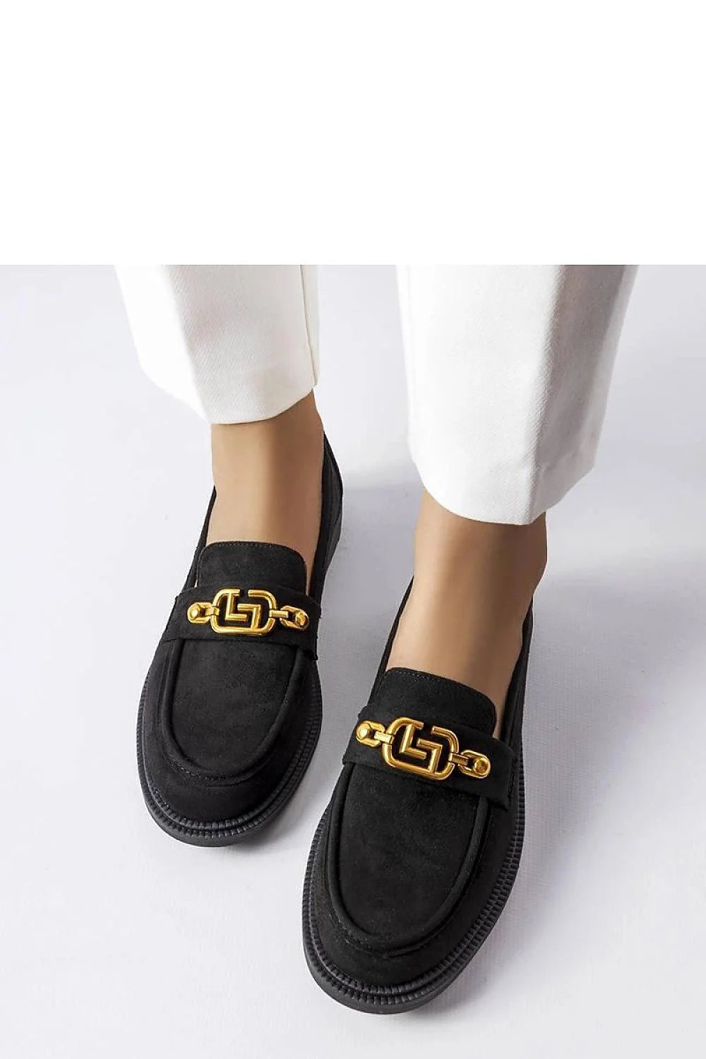 Moccasins élégants pour femmes en cuir suédé noir décoration chaîne dorée design moderne sans lacets confortable été