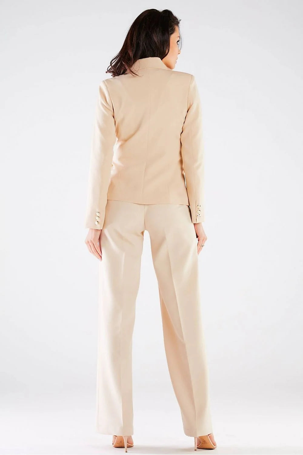 costume tailleur femme élégant moderne sophistiqué veste cintrée revers cranté boutonnage doré manches longues pantalon taille haute jambes larges beige