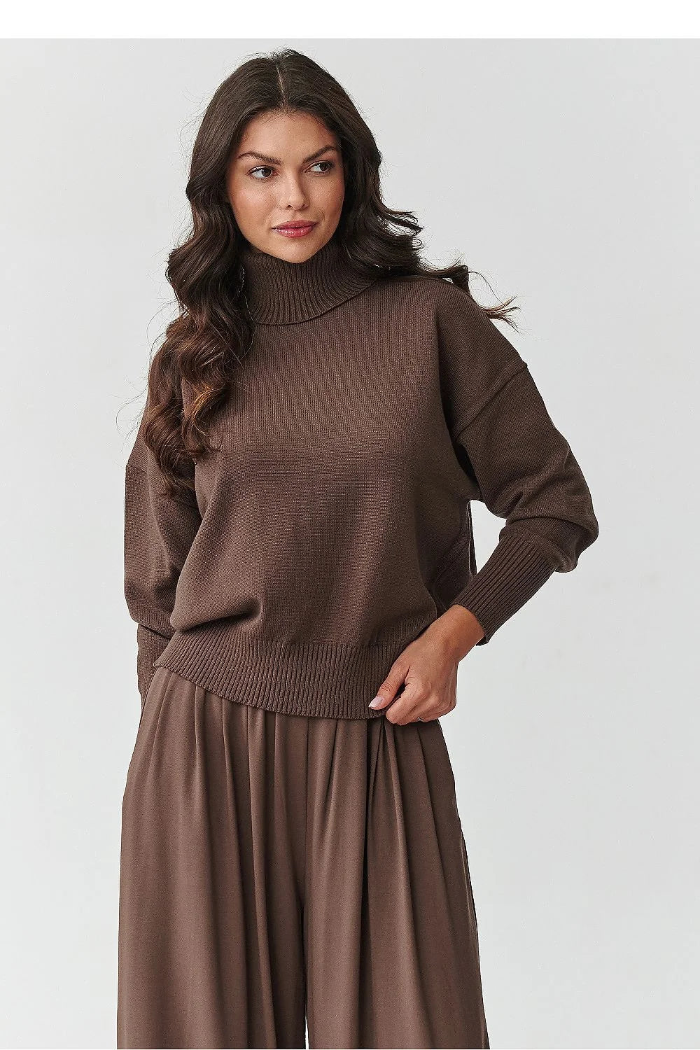 pull col roulé femme oversize épaules tombantes maille tricotée brun chocolat côtelé poignets bords côtes miépais automne hiver doux respirant