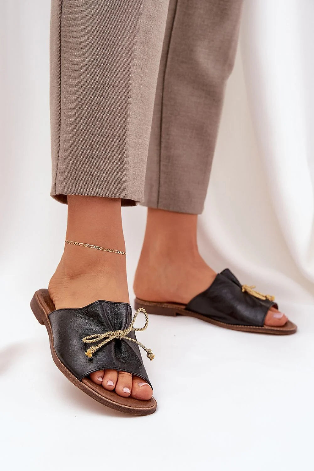 Sandales femmes élégantes en cuir naturel talon plat nœud décoratif style chic décontracté été